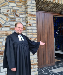 Pfarrer Felix Heinz lädt zur Kirche